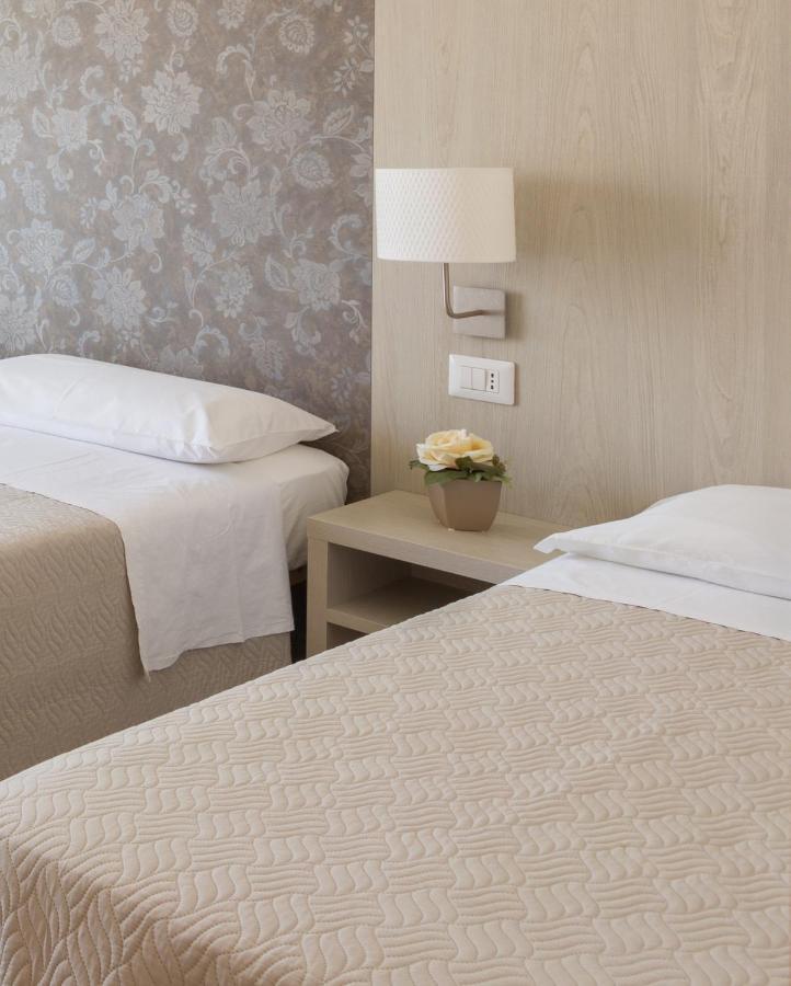 רימיני Hotel Ridens מראה חיצוני תמונה