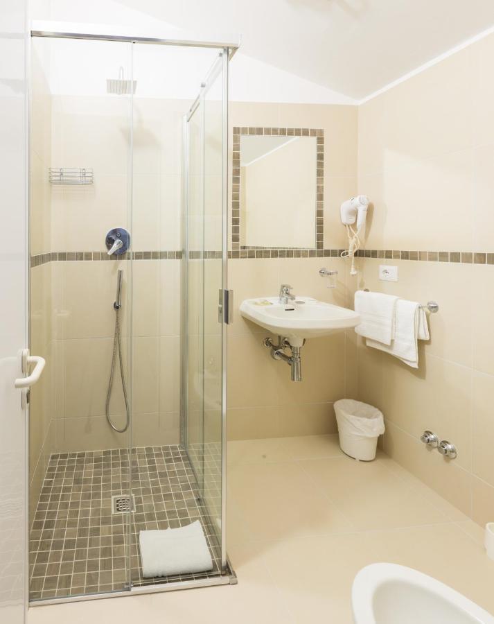רימיני Hotel Ridens מראה חיצוני תמונה