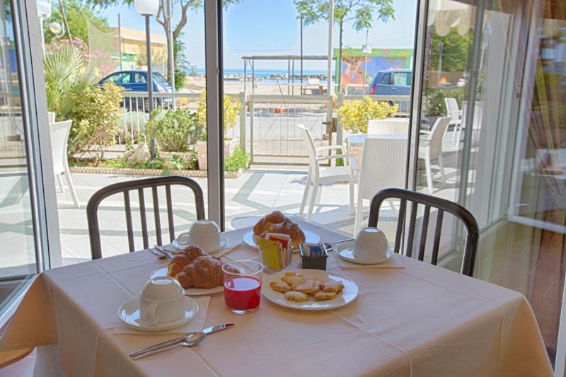 רימיני Hotel Ridens מראה חיצוני תמונה