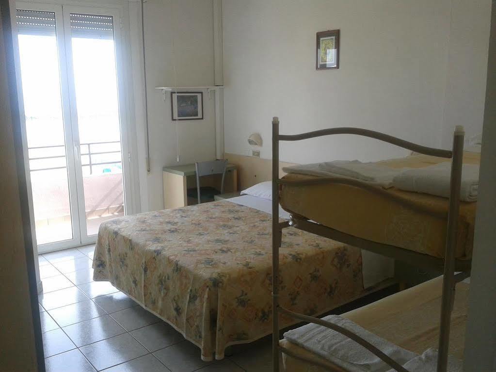 רימיני Hotel Ridens מראה חיצוני תמונה
