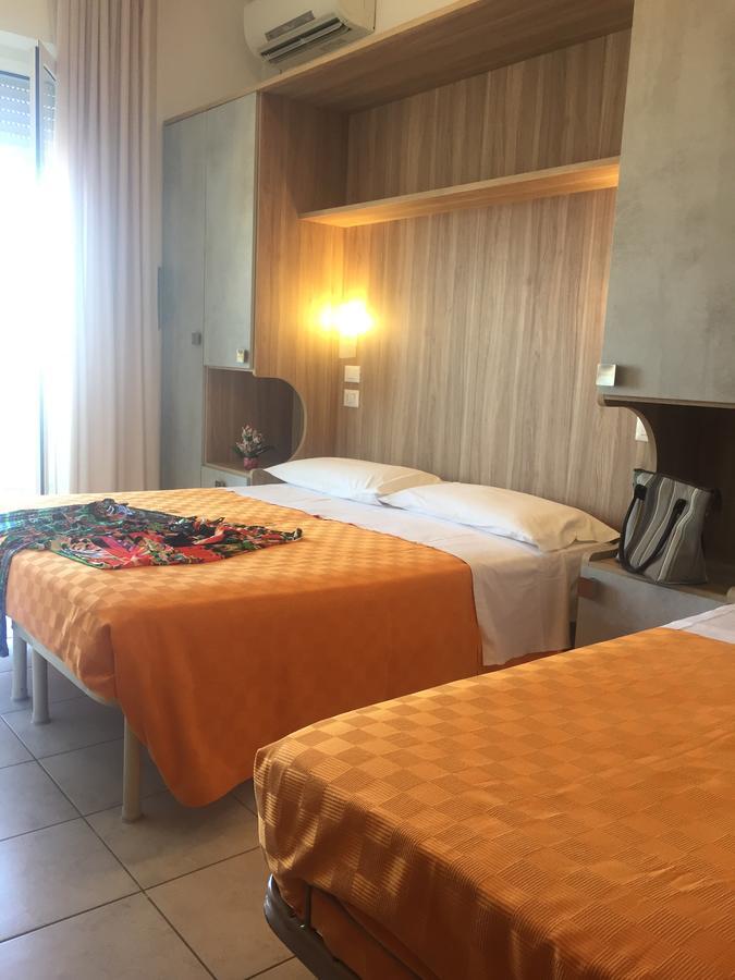 רימיני Hotel Ridens מראה חיצוני תמונה